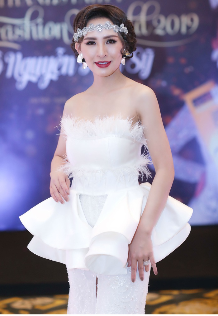 Quán quân Mrs Fashion World 2019 Kim Sỹ làm vedette cho BST của mình - Ảnh 8.