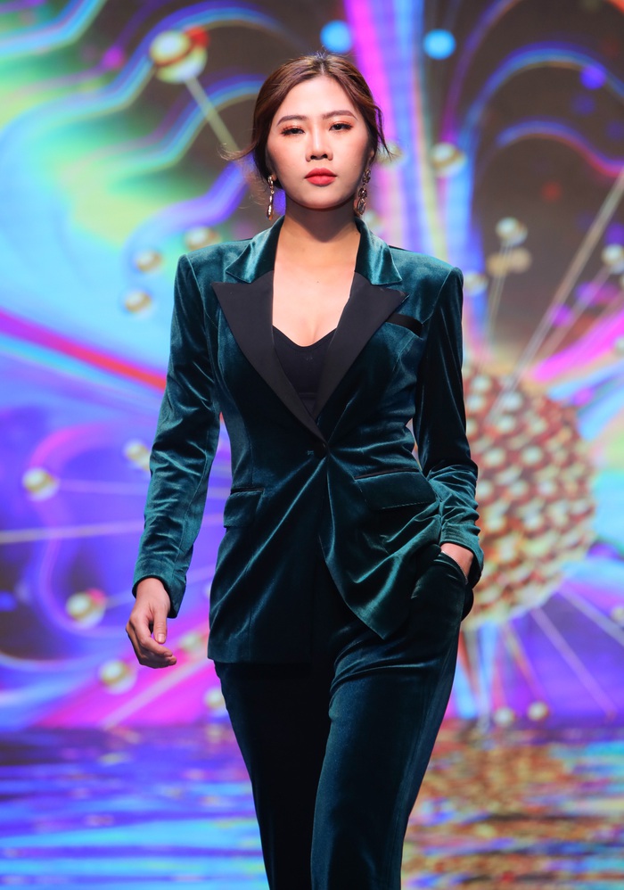 Quán quân Mrs Fashion World 2019 Kim Sỹ làm vedette cho BST của mình - Ảnh 2.