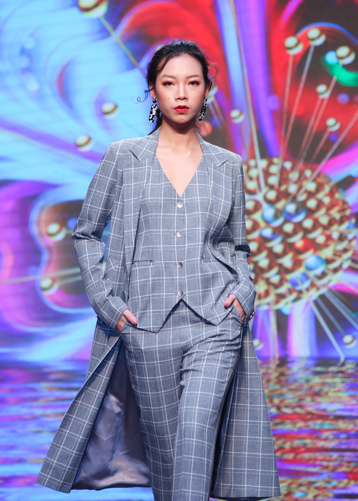 Quán quân Mrs Fashion World 2019 Kim Sỹ làm vedette cho BST của mình - Ảnh 4.