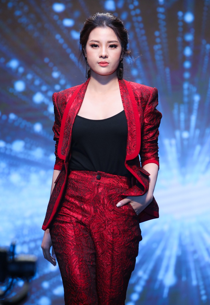 Quán quân Mrs Fashion World 2019 Kim Sỹ làm vedette cho BST của mình - Ảnh 3.