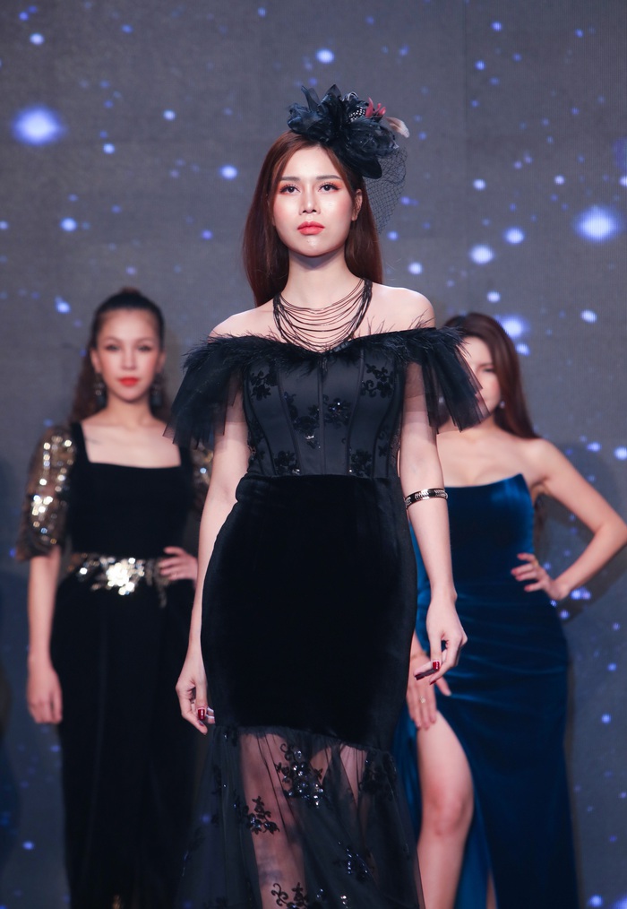Quán quân Mrs Fashion World 2019 Kim Sỹ làm vedette cho BST của mình - Ảnh 5.