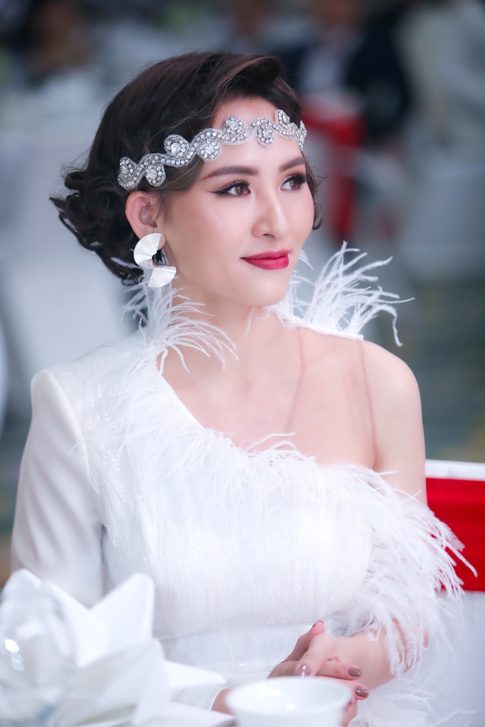 Quán quân Mrs Fashion World 2019 Kim Sỹ làm vedette cho BST của mình - Ảnh 1.