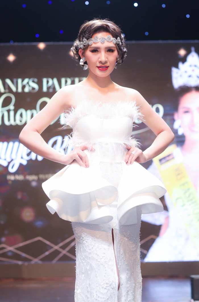 Quán quân Mrs Fashion World 2019 Kim Sỹ làm vedette cho BST của mình - Ảnh 7.
