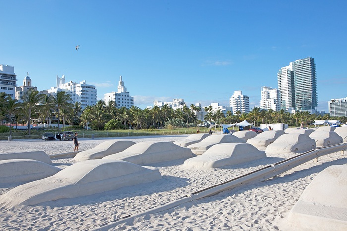 Hình ảnh điêu khắc như thật mô tả cảnh tắc đường ở bãi biển Miami - Ảnh 4.