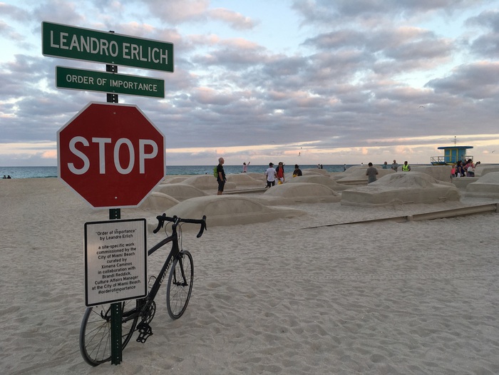 Hình ảnh điêu khắc như thật mô tả cảnh tắc đường ở bãi biển Miami - Ảnh 6.