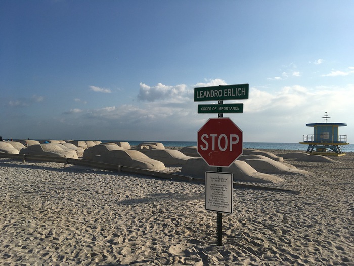 Hình ảnh điêu khắc như thật mô tả cảnh tắc đường ở bãi biển Miami - Ảnh 7.