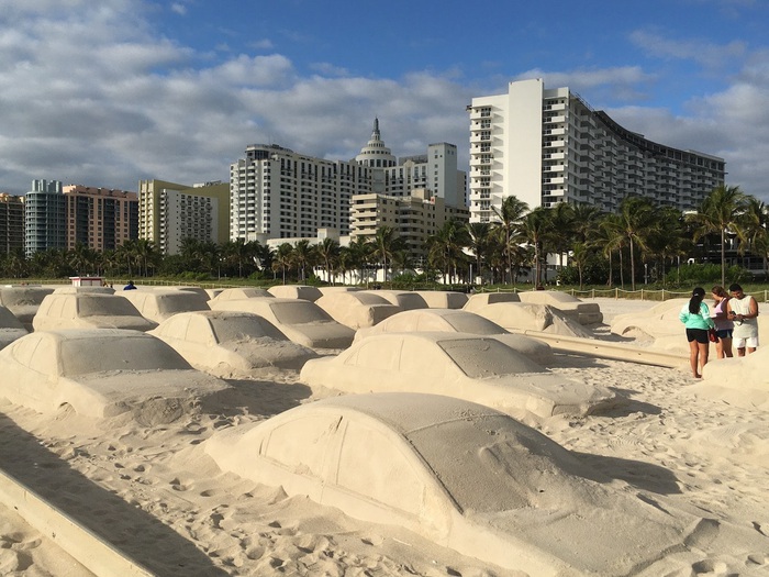 Hình ảnh điêu khắc như thật mô tả cảnh tắc đường ở bãi biển Miami - Ảnh 1.