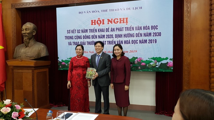 Nhà báo Hồ Quang Lợi - Phó Chủ tịch thường trực Hội Nhà báo Việt Nam trao tặng sách cho Vụ Thư viện