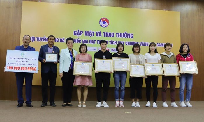 Hội LHPN Việt Nam trao thưởng 100 triệu đồng cho đội tuyển bóng đá nữ vô địch SEA Games 30 - Ảnh 3.