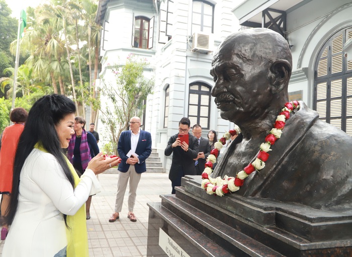 Họa sĩ Văn Dương Thành thành kính dâng hoa trước tượng Mahatma Gandhi