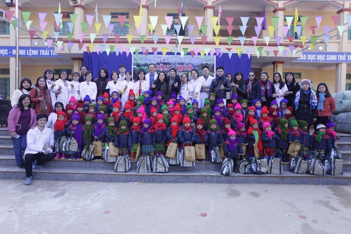 NSƯT Tố Nga tặng quà cho 1.400 trẻ em Mù Cang Chải - Ảnh 2.