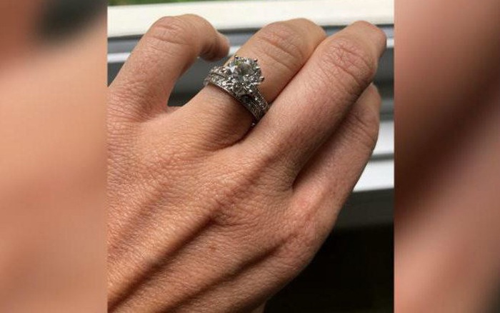 Người đàn ông bất ngờ tìm thấy nhẫn cưới trong 20 tấn rác  VTVVN