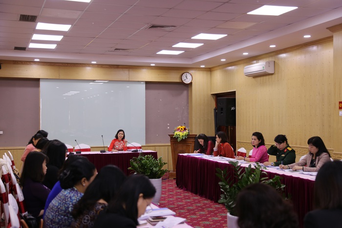 Các đại biểu tổ 3 có sự tham dự của Chủ tịch Hội LHPNVN Nguyễn Thị Thu Hà thảo luận tại tổ