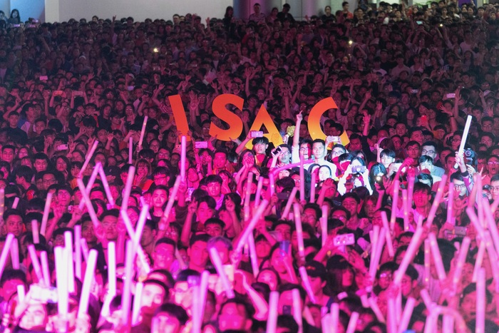 Gần 40.000 sinh viên Hà Nội “quẩy” cùng Isaac, Bích Phương, Đen Vâu… - Ảnh 4.