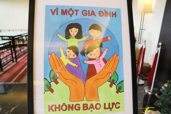 Poster mang tên Vì một gia đình không bạo lực