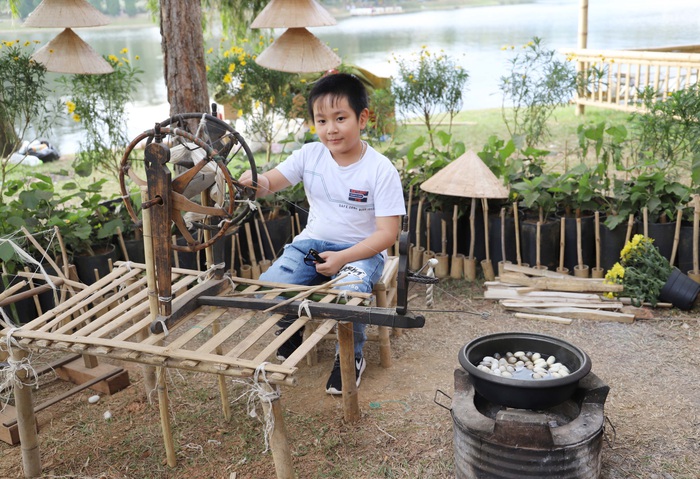 Hoa hậu Ngọc Hân cùng 80 người mẫu kể câu chuyện về tơ lụa Bảo Lộc - Ảnh 4.