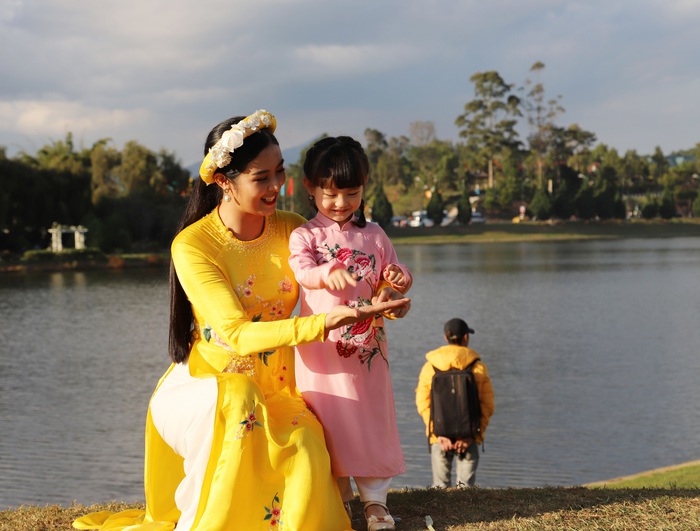 Hoa hậu Ngọc Hân cùng 80 người mẫu kể câu chuyện về tơ lụa Bảo Lộc - Ảnh 13.