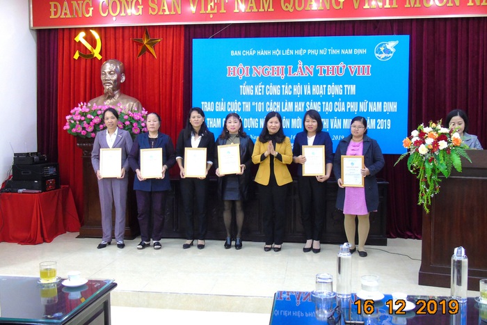 PCT Hội LHPN tỉnh Nguyễn Thị Minh Hà - trao giải 101 cách làm hay XDNTM cho các tập thể, cá nhân đạt giải