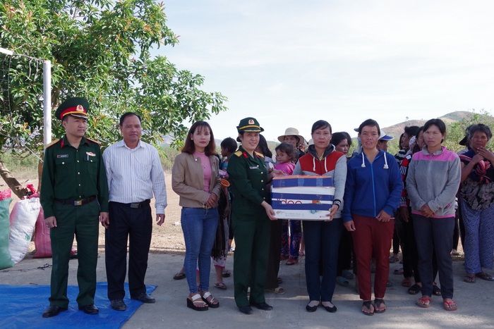 Các nữ “chiến sỹ áo trắng” Quân khu 5 tận tình vì người nghèo   - Ảnh 2.