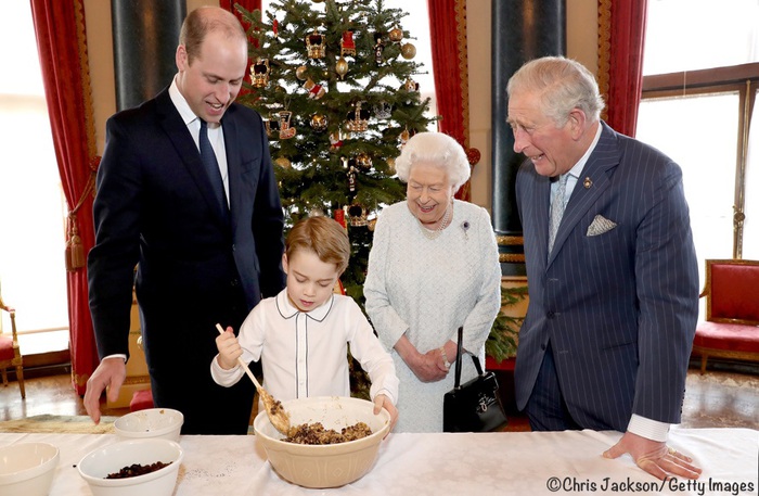 Hoàng tử George tự mình làm bánh
