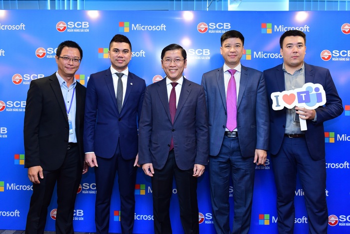Đại diện lãnh đạo SCB, Microsoft Việt Nam và  Sofline chụp ảnh tại chương trình