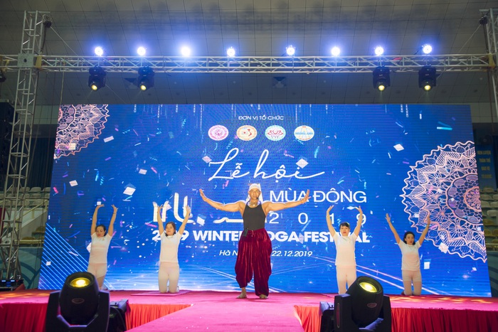 Bậc thầy Asana thế giới cùng hơn 1.000 người Việt tập Yoga  - Ảnh 2.