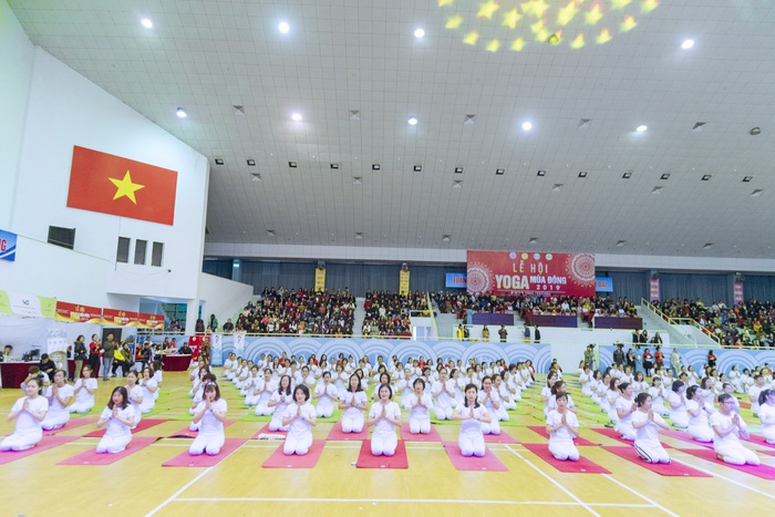 Bậc thầy Asana thế giới cùng hơn 1.000 người Việt tập Yoga  - Ảnh 5.