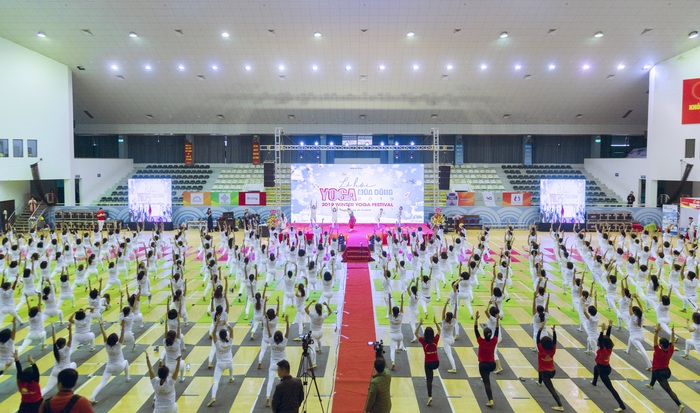 Bậc thầy Asana thế giới cùng hơn 1.000 người Việt tập Yoga  - Ảnh 3.
