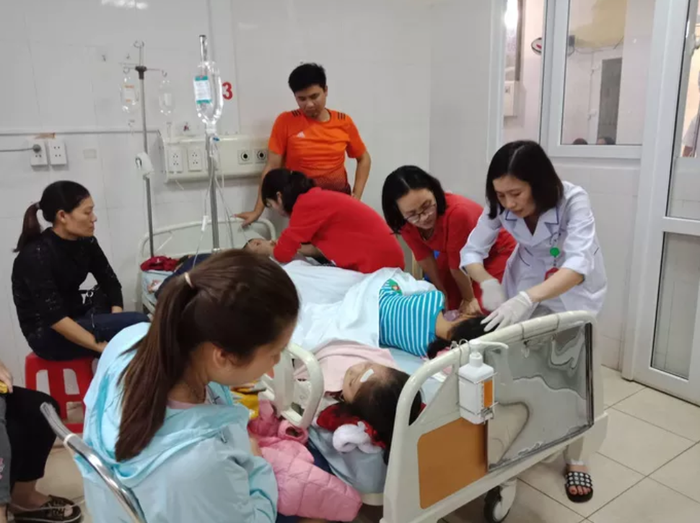 Vụ nhiều học sinh mầm non nhập viện ở Thanh Hóa: Tạm dừng bếp ăn để rà soát an toàn thực phẩm - Ảnh 1.