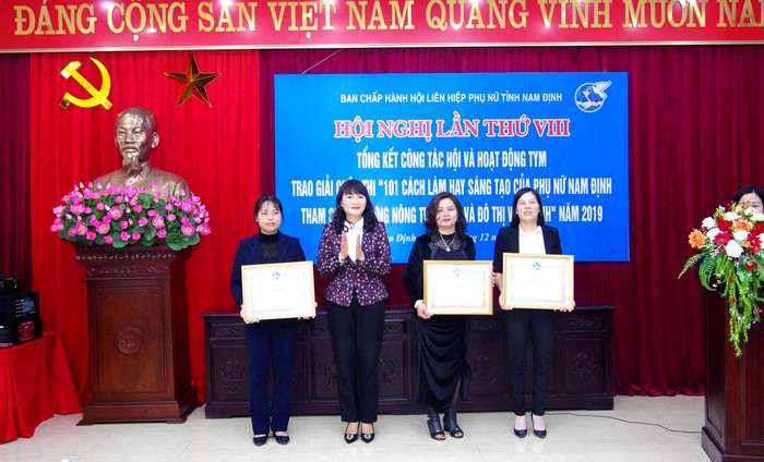 Chủ tịch Hội LHPN tỉnh Nam Định Nguyễn Thị Hà trao bằng khen cho các tập thể