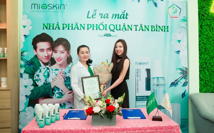 Chị Đỗ Thị Kiều Tiên (áo trắng) trở thành nhà phân phối độc quyền cho dòng sản phẩm uy tín Mioskin đến từ Hàn Quốc