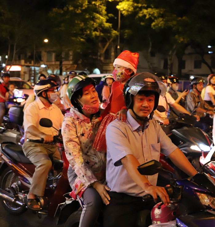 Giáng sinh Sài Gòn: Phụ huynh đổ ra đường vì sự trải nghiệm của con - Ảnh 1.