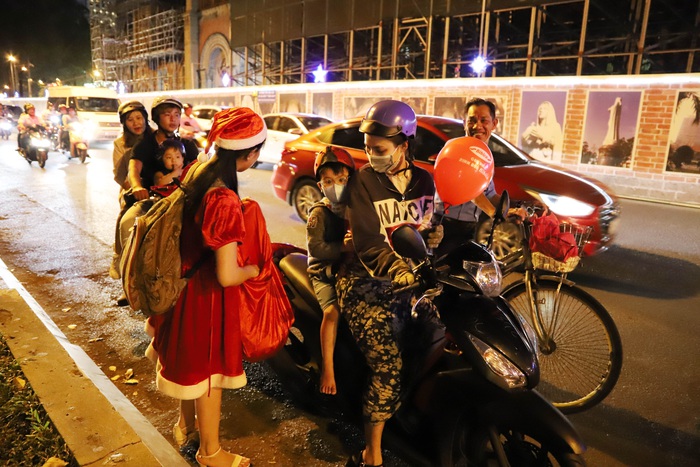 Giáng sinh Sài Gòn: Phụ huynh đổ ra đường vì sự trải nghiệm của con - Ảnh 5.
