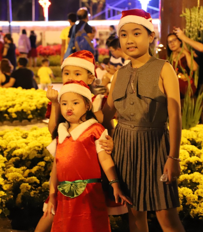 Giáng sinh Sài Gòn: Phụ huynh đổ ra đường vì sự trải nghiệm của con - Ảnh 8.