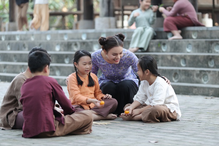 Những hình ảnh hậu trường của bộ phim khiến khán giả như được trở về với tuổi thơ qua diễn xuất của Phạm Phương Thảo.
