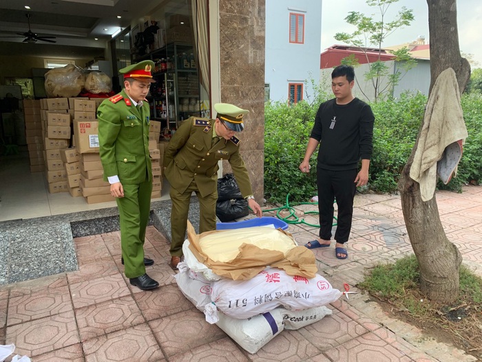 Phát hiện hơn 200kg bột sữa dùng làm trà sữa ẩm mốc, không rõ nguồn gốc - Ảnh 1.