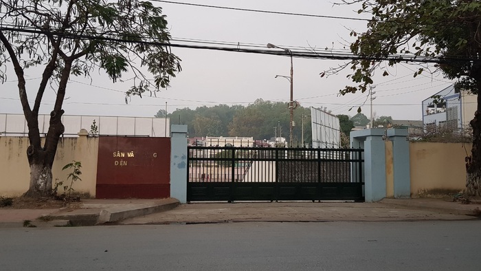 Cổng sân vận động tỉnh Điện Biên lúc 6h15p sáng 26/12, khoảng 2 tiếng nữa phiên tòa sẽ bắt đầu.
