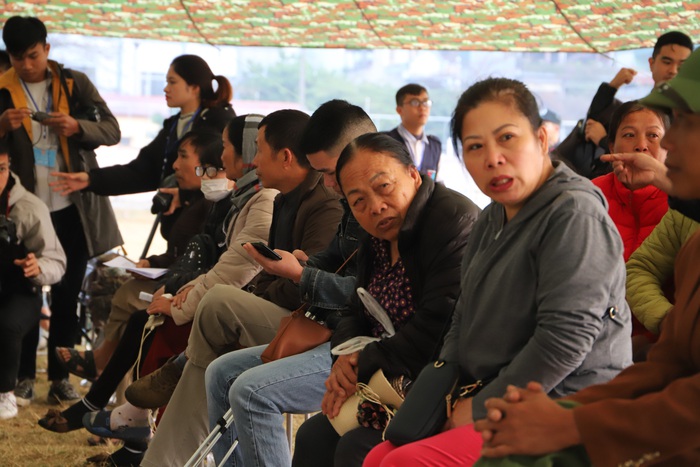 Đông đảo người dân thành phố Điện Biên Phủ đã có mặt tại khu vực dành cho người theo dõi phiên tòa.