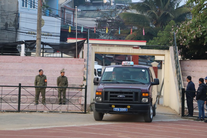 Chiếc xe đầu tiên chở các bị cáo tiến vào sân vận động Điện Biên Phủ.