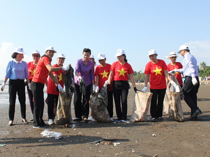 Các đại biểu tham gia vệ sinh môi trường làm sạch bãi biển tại Hải Phòng