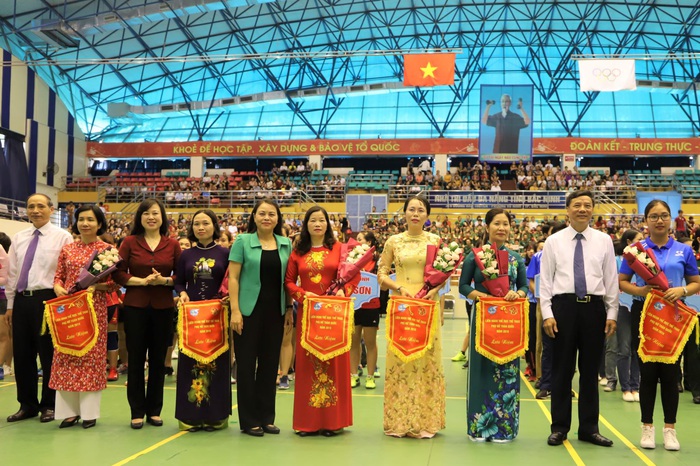 Chủ tịch Hội LHPNVN Nguyễn Thị Thu Hà (áo xanh), Phó Bí thư Tỉnh ủy Bắc Ninh Đào Hồng Lan (thứ 3 từ trái sang) cùng các đại biểu chụp ảnh lưu niệm tại Liên hoan. Ảnh: D.H