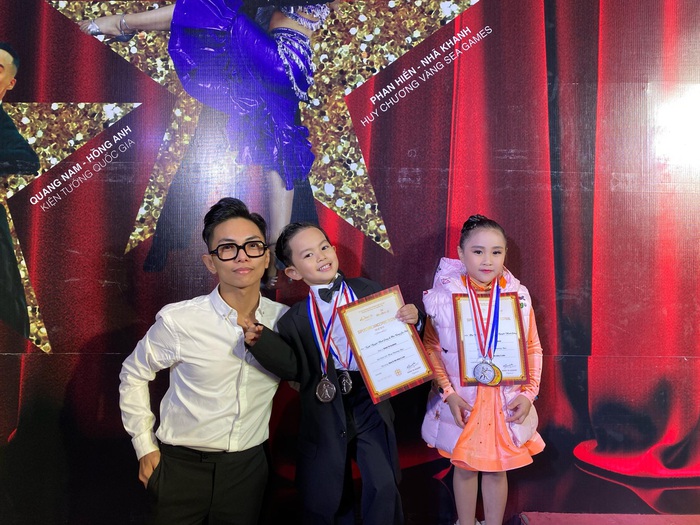 Lần đầu thi dancesport, con trai 4 tuổi của Khánh Thi – Phan Hiển giành giải Bạc - Ảnh 4.