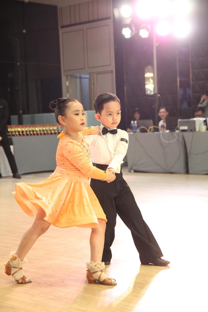 Lần đầu thi dancesport, con trai 4 tuổi của Khánh Thi – Phan Hiển giành giải Bạc - Ảnh 3.