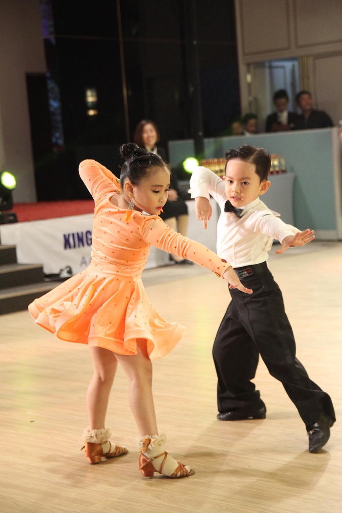 Lần đầu thi dancesport, con trai 4 tuổi của Khánh Thi – Phan Hiển giành giải Bạc - Ảnh 2.