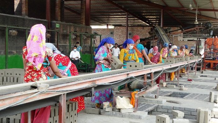 Phụ nữ Bangladesh tham gia sản xuất gạch xanh