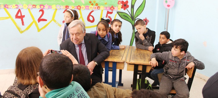 Tổng thư ký Liên hợp quốc Antonio Guterres cùng trẻ em di cư