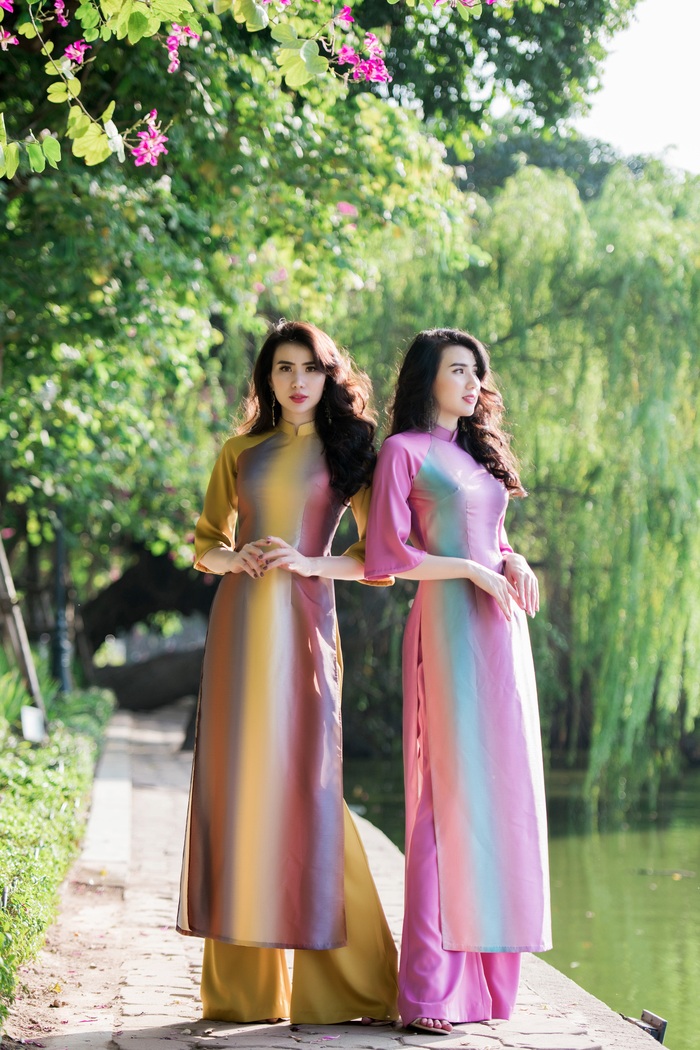 Cặp mẫu song sinh Thư Huyền – Huyền Thư tái xuất với áo dài xuân - Ảnh 4.