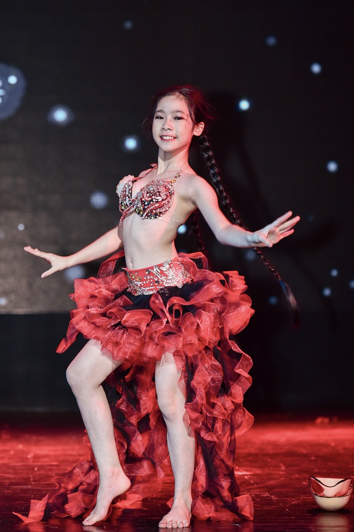Á quân 4 thuộc về Dancer Nguyễn Bảo Châu đến từ Yên Bái với tiết mục múa Belly Dancer