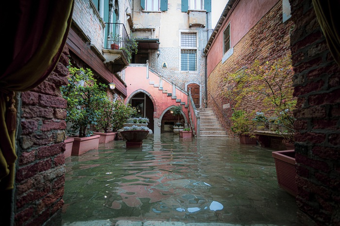 Nữ nhiếp ảnh gia dầm mình chụp Venice (Ý) trong cơn lũ lịch sử - Ảnh 4.