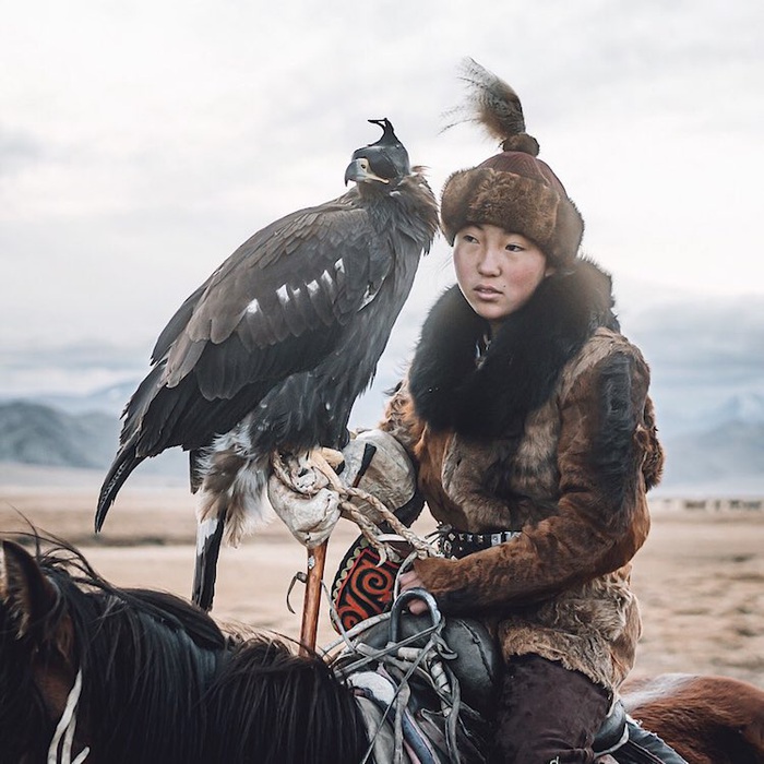 Nữ thợ săn dũng mãnh cùng đại bàng săn thú trên cao nguyên Mông Cổ - Ảnh 1.